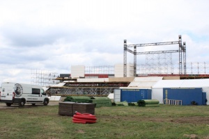 budowa ołtarza na campus misericordiae